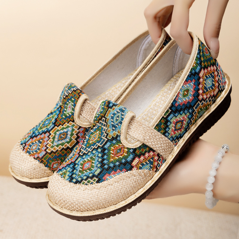 Women's cross-border trade shoes, old Beijing cloth shoes, shoes for middle-aged and elderly mothers, casual shoes, soft-soled, not tiring to the feet, single shoes full figure