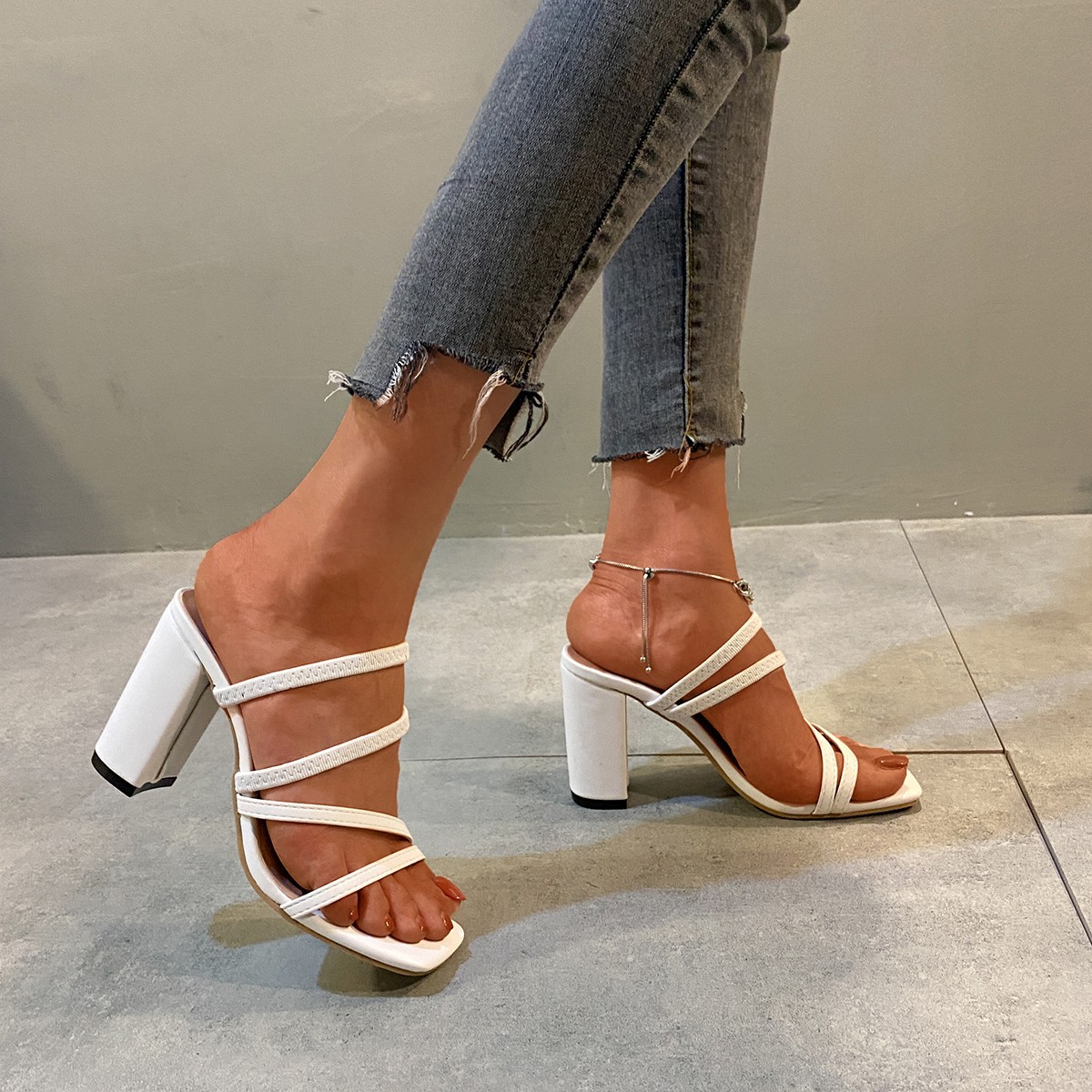 High-heeled flip-flops for women, 2023 new style, European and American export, large-sized fashionable, thick-heeled, square-toed women's flip-flops for women details Picture