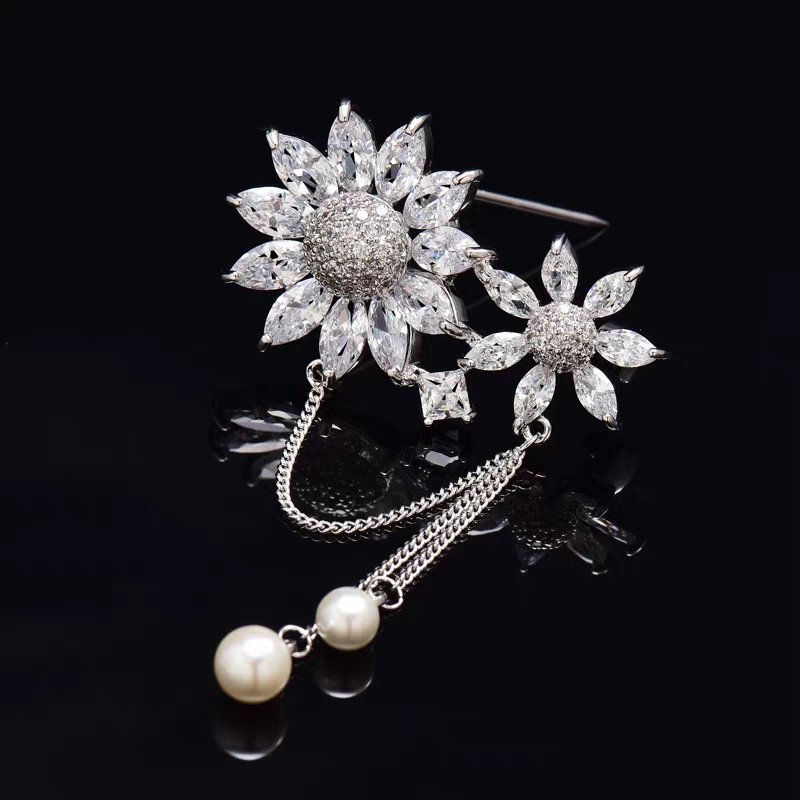 Fashionable and luxurious crystal tassel brooch, women's wrinkled chrysanthemum flower high-end brooch