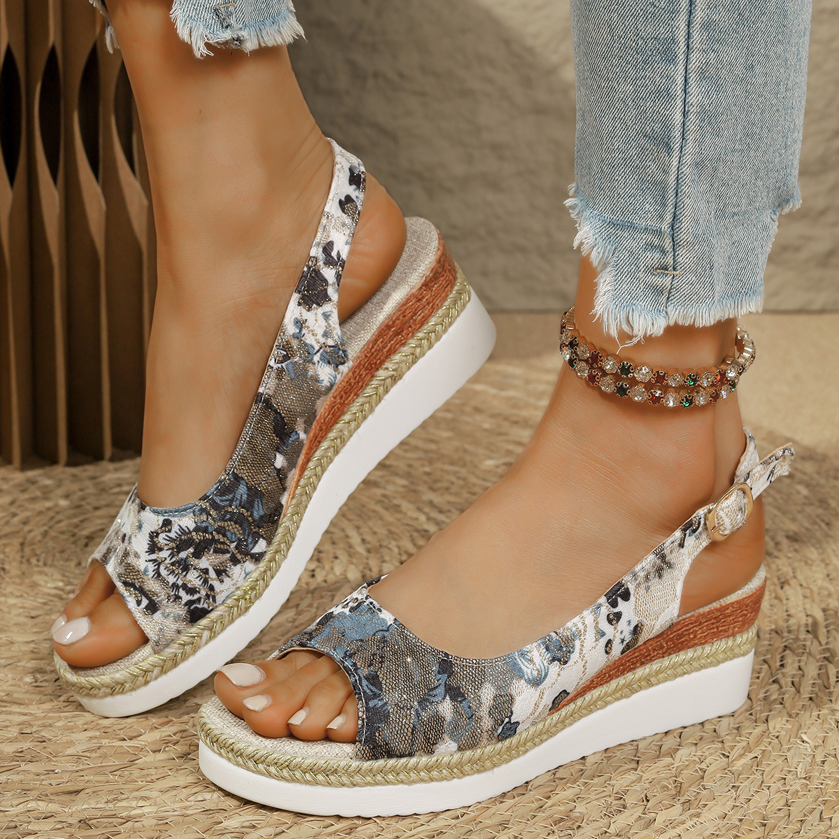 The 2025 summer new cross-border women's shoes eaby comfortable thick-soled sandals 40-43 light-soled buckle fish-mouth sandals are now available Application Scenario