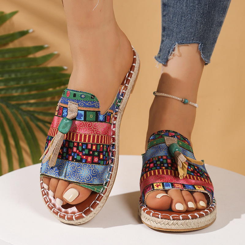 Cross-border Bohemian flat slippers for women, 2025 summer new style, European and American fringed beach flip-flops, color-blocked, large size for export full figure