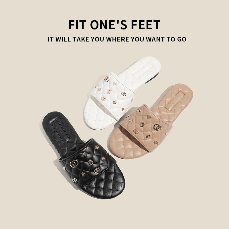 Xiaoxiangfeng metal logo diamond-patterned slippers 2025 new spring and summer one-line round toe flat flat outerwear beach shoes for women full figure