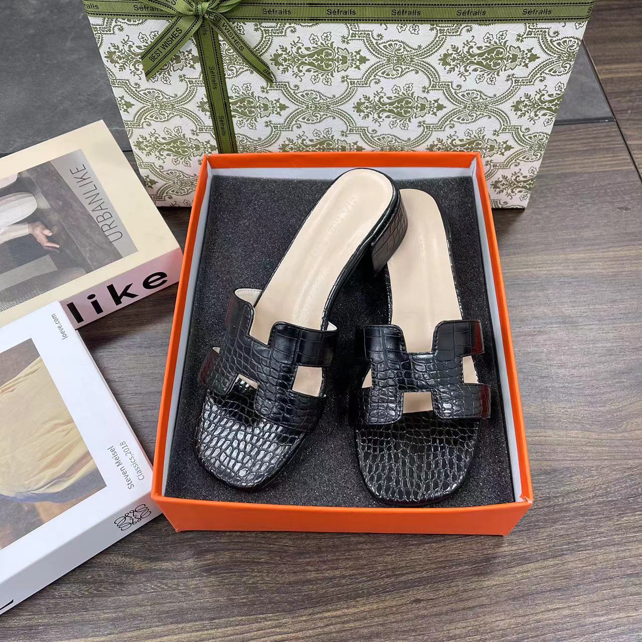 3 cm thick heel slippers for women to wear outside, new Spring/Summer 2025 versatile and fashionable snake-patterned one-shoulder flip-flops for export details Picture