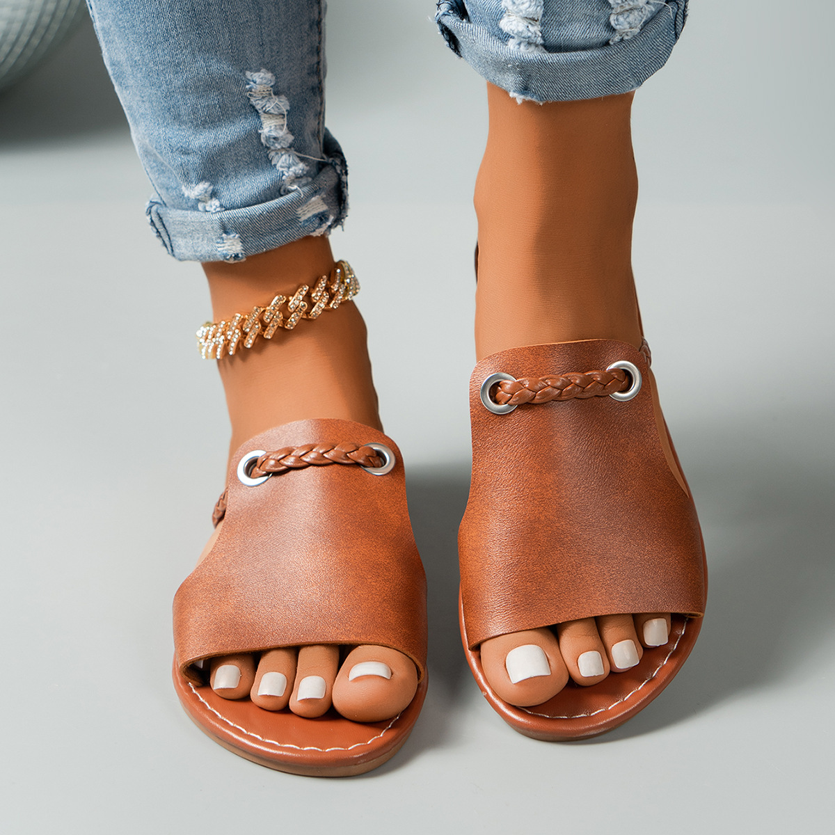 Wholesale of large-sized 2024 summer new style women's solid color woven simple daily beach slippers full figure