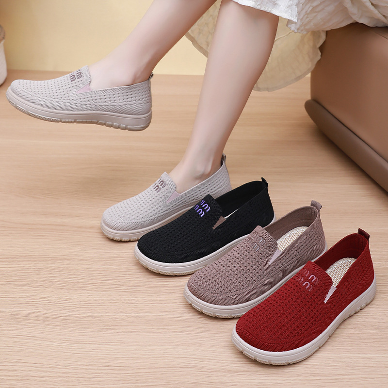 Soft-soled women's shoes that don't tiring the feet, casual mom shoes, old Beijing cloth shoes, breathable single shoes for middle-aged and elderly people to wear, flat shoes Application Scenario