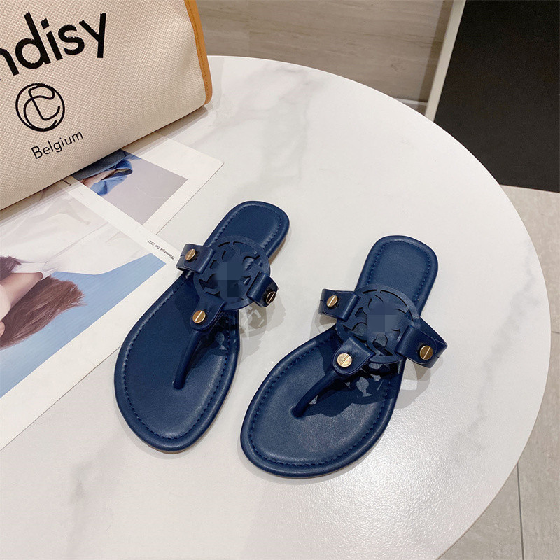 In the US, during the summer, women wear flat beach slippers and large-sized flip-flops details Picture