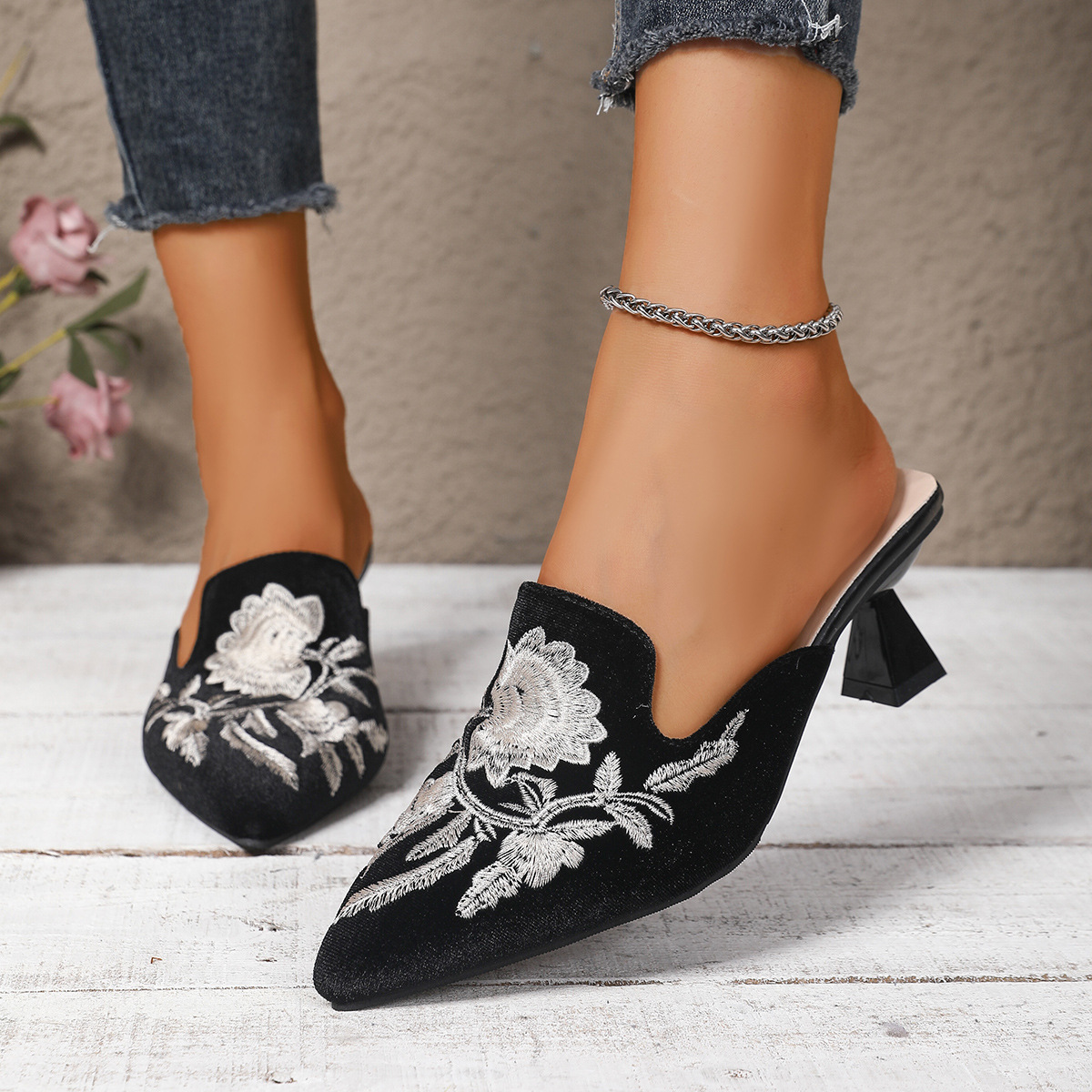 Embroidered Mules mid-heel pointed-toe single shoes for women's summer 2025 new style high-heeled slippers, semi-suede upper soft sole one-step Application Scenario