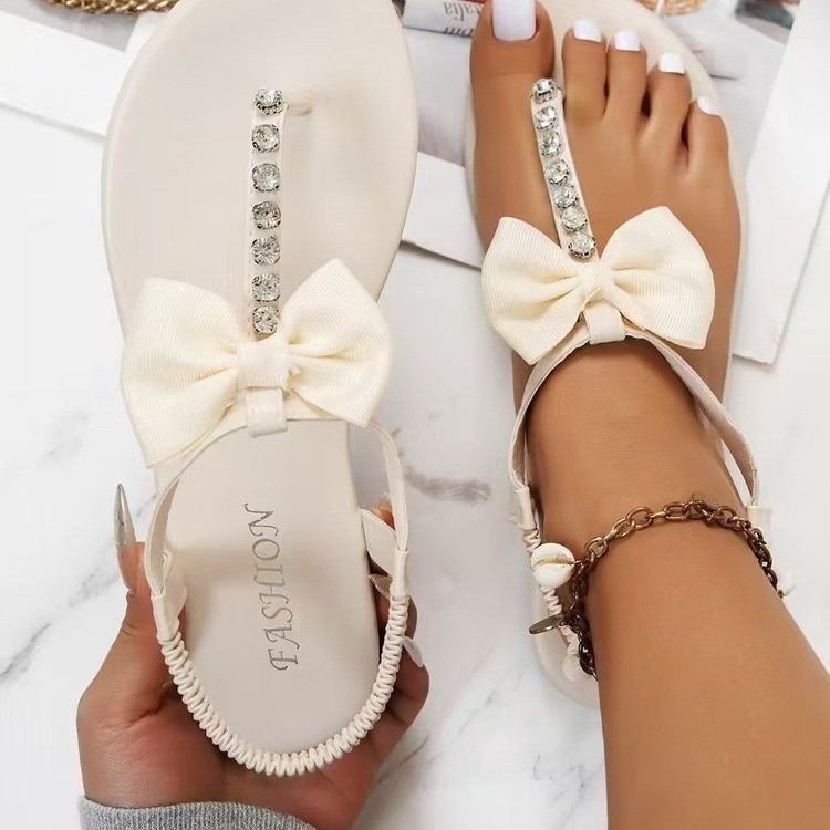 This is a new spring style of women's flat sandals with rhinestone bows and toe clips. It's a fashionable outerwear that pairs well with skirts and sandals Application Scenario