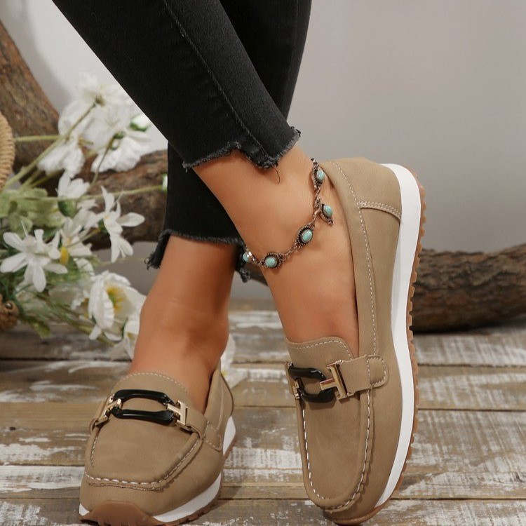 Wholesale of large-sized single-shoe women's 2025 autumn new style metal chain shallow-mouthed flat casual loafers for cross-border trade full figure