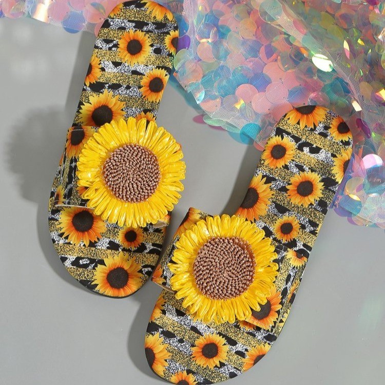 Summer women's outdoor beach flip-flops are flat, anti-slip, trendy and fashionable with flower stickers Application Scenario