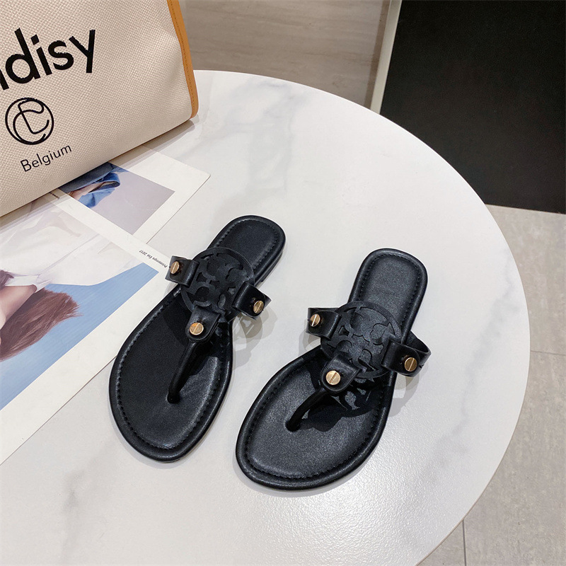 In the US, during the summer, women wear flat beach slippers and large-sized flip-flops Application Scenario