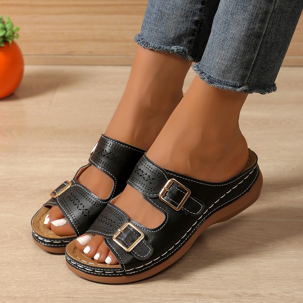 New oversized, lightweight, hollowed-out, thick-soled flip-flops with belt buckle and wedge heels for women's cross-border Southeast Asia Specification drawing