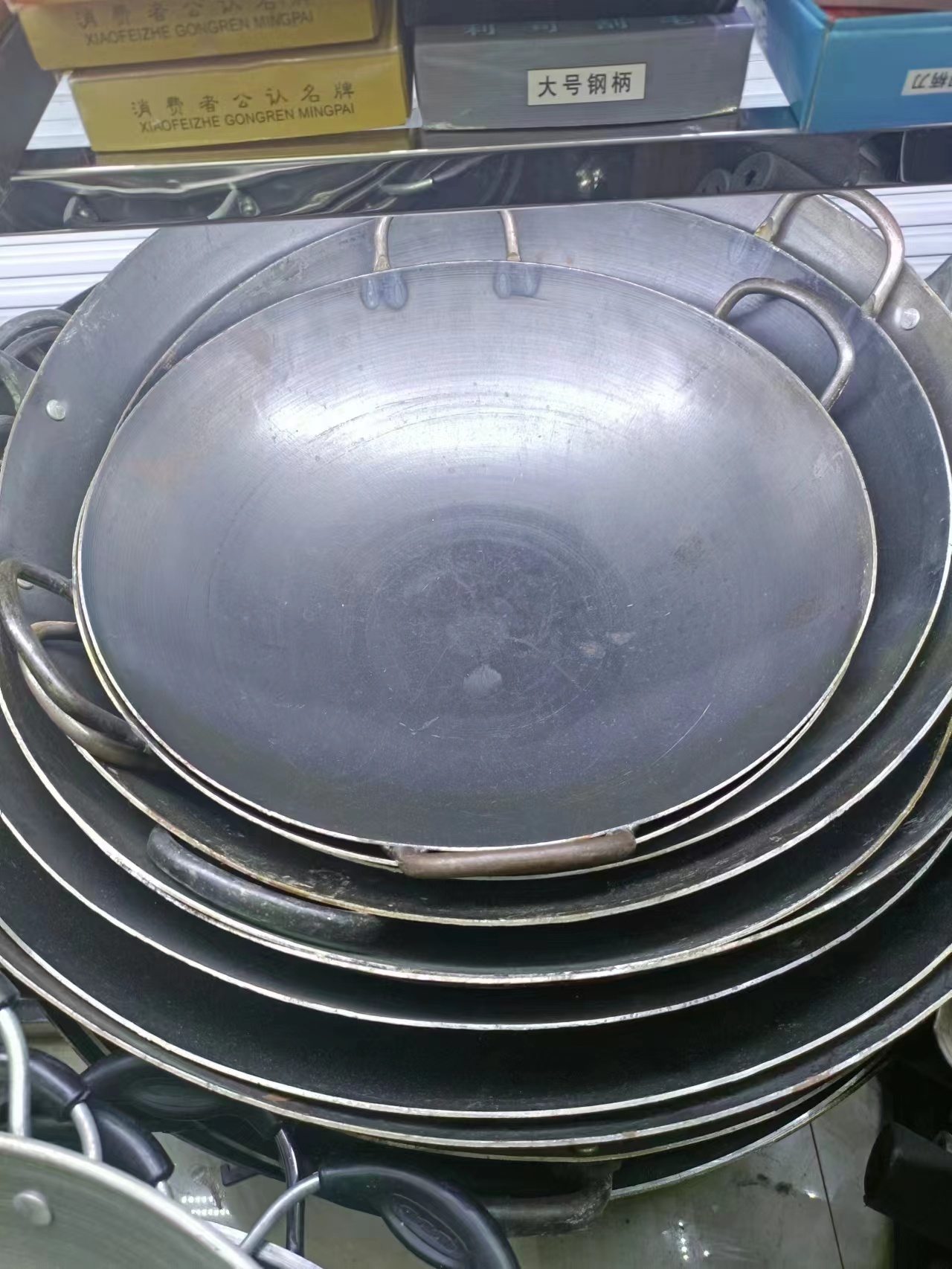 Old-fashioned iron pot, hand-pulled pot, pure iron pot details Picture