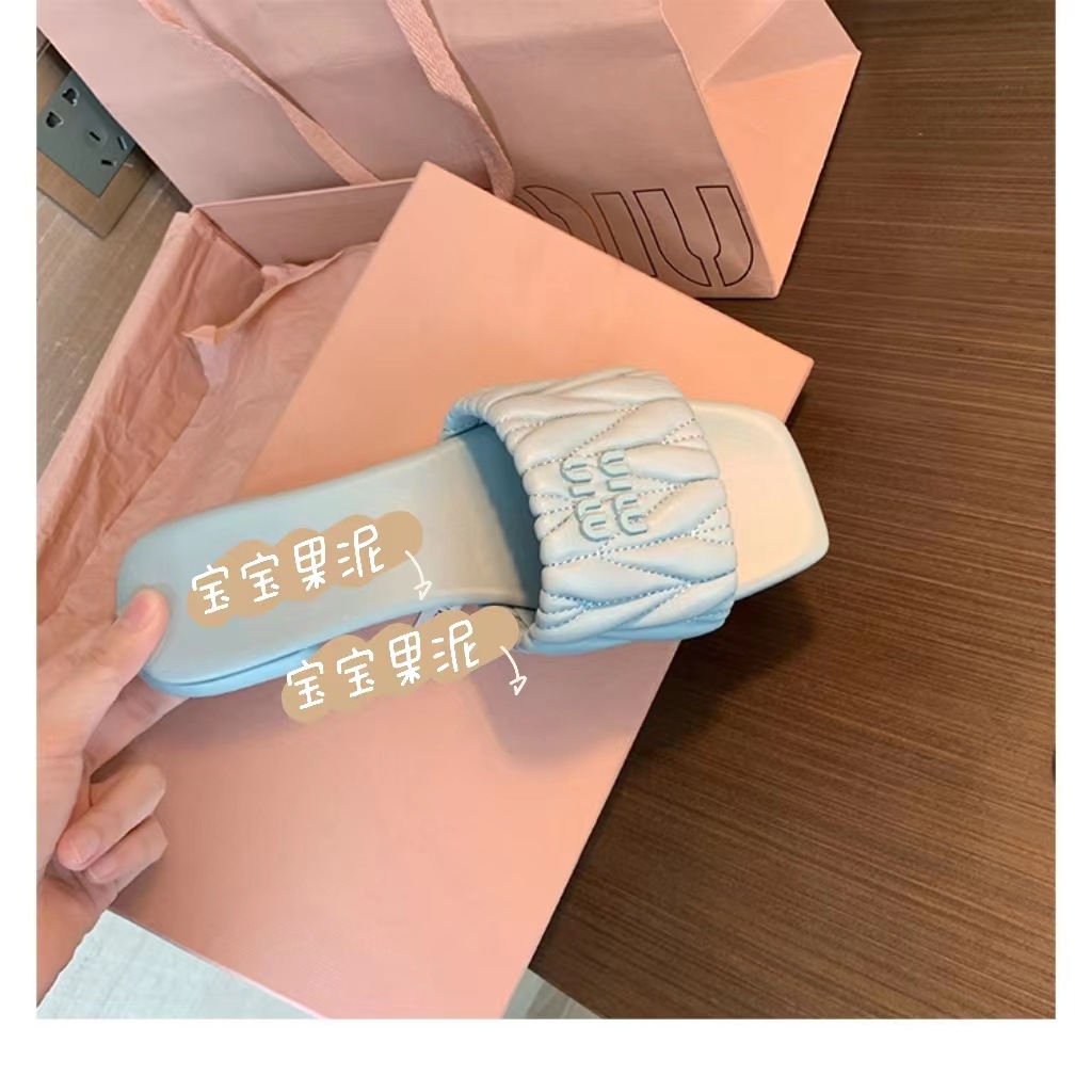 In 2023, AmM's sheepskin pleated one-word cool flip-flops for women's summer are a new fashionable lettered flat-bottomed casual outerwear Specification drawing