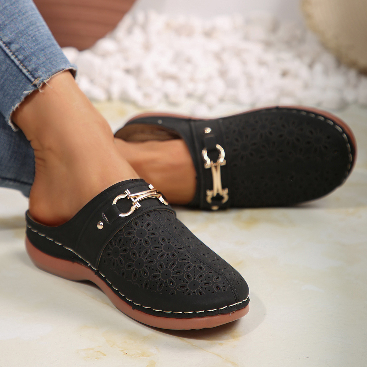 Cross-border trade large-sized new 2025 Baotou thick-soled women's flip-flops, European and American large-sized hollowed-out chain flip-flops for women Application Scenario