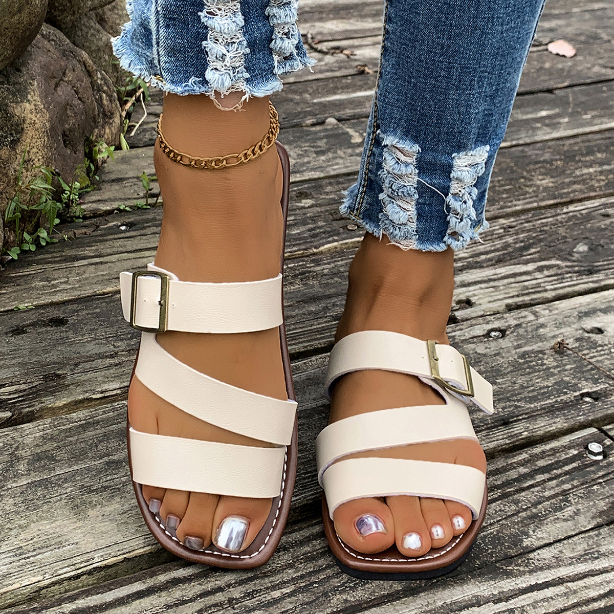2025 New European and American style foreign trade women's shoes, round toe flat flat one-line with metal buckle women's fashionable beach sandals details Picture