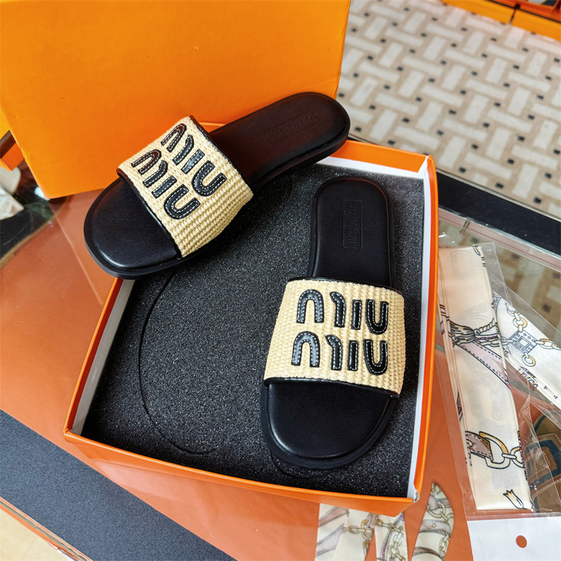 In the sweltering summer of 2024, the Amu family's vacation letter-woven flat beach casual flip-flops women's shoes are worn outside Specification drawing