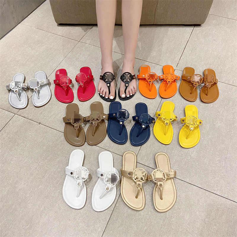 In the US, during the summer, women wear flat beach slippers and large-sized flip-flops full figure
