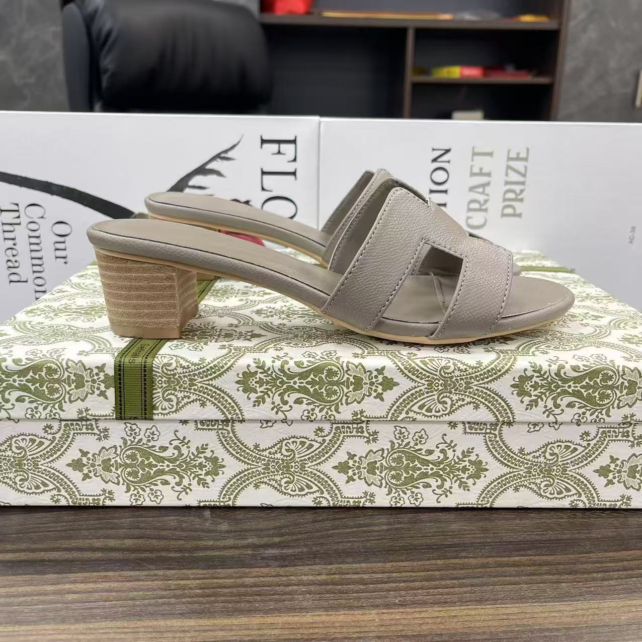 Cross-border foreign trade chunky-heeled slippers women's fashionable outerwear 2025 Summer new Versatile mid-heeled one-shoulder flip-flops for women full figure