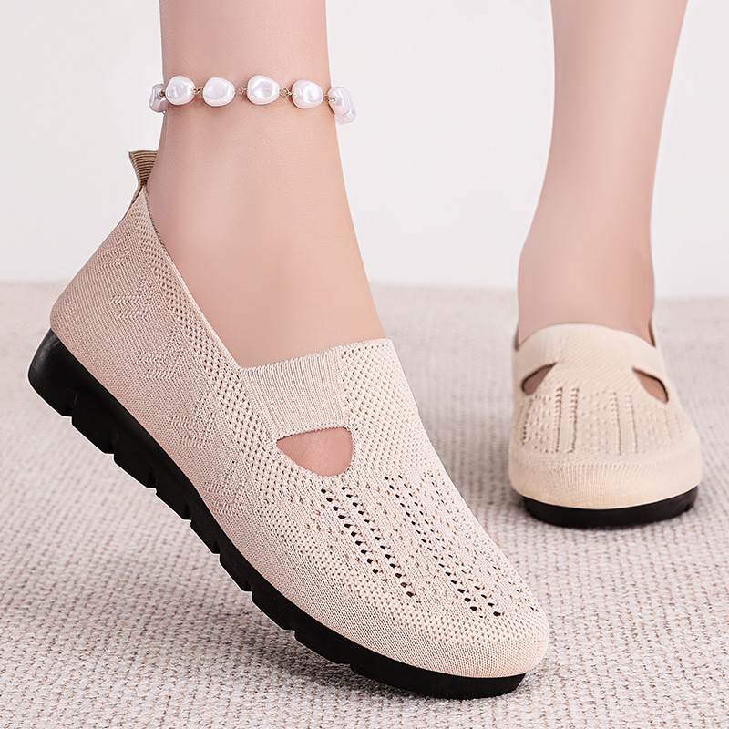 Women's cross-border large-sized shoes, old Beijing cloth shoes, shoes for middle-aged and elderly mothers, casual shoes, soft-soled, not tiring to the feet, single shoes Application Scenario