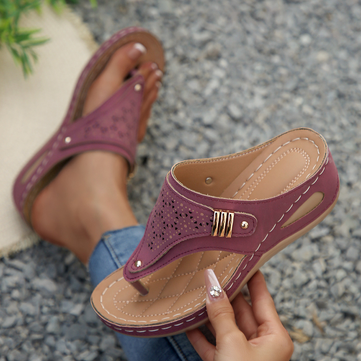 2025 Summer new thick-soled flip-flops for women, European and American Amazon hermetic hollowed-out large-sized beach shoes for export Application Scenario