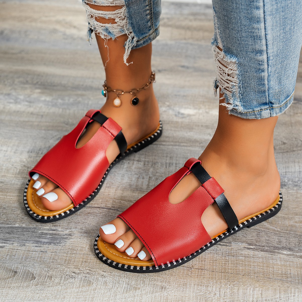 In 2025, new European and American fashion slippers, large-sized flip-flops, hollowed-out solid color fish-mouth sandals, women's Amazon AliExpress Application Scenario