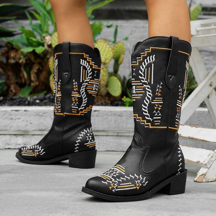2025 New cross-border independent station European women's Martin shoes, short boots, western high-top pointed-toe embroidered retro leather boots full figure