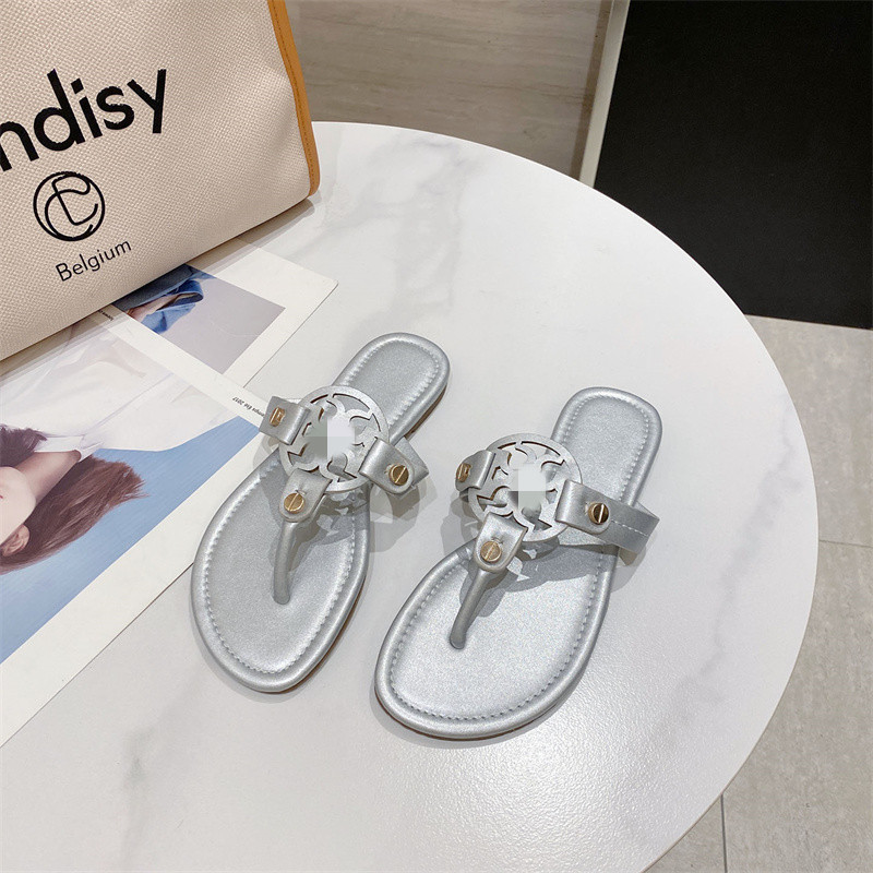In the US, during the summer, women wear flat beach slippers and large-sized flip-flops Specification drawing