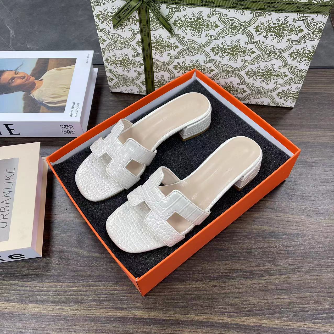 3 cm thick heel slippers for women to wear outside, new Spring/Summer 2025 versatile and fashionable snake-patterned one-shoulder flip-flops for export full figure