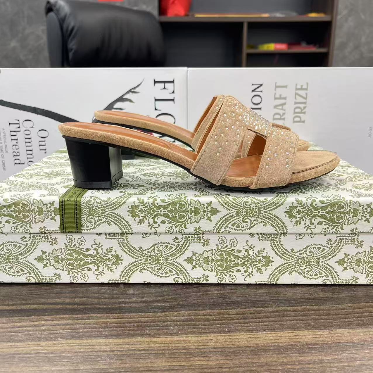 Chunky-heeled slippers for women's outerwear, 2025 summer new versatile rhinestone one-shoulder flip-flops, mid-heel 5CM fashionable slippers Specification drawing