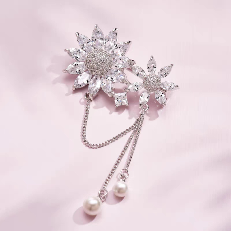 Fashionable and luxurious crystal tassel brooch, women's wrinkled chrysanthemum flower high-end brooch Application Scenario