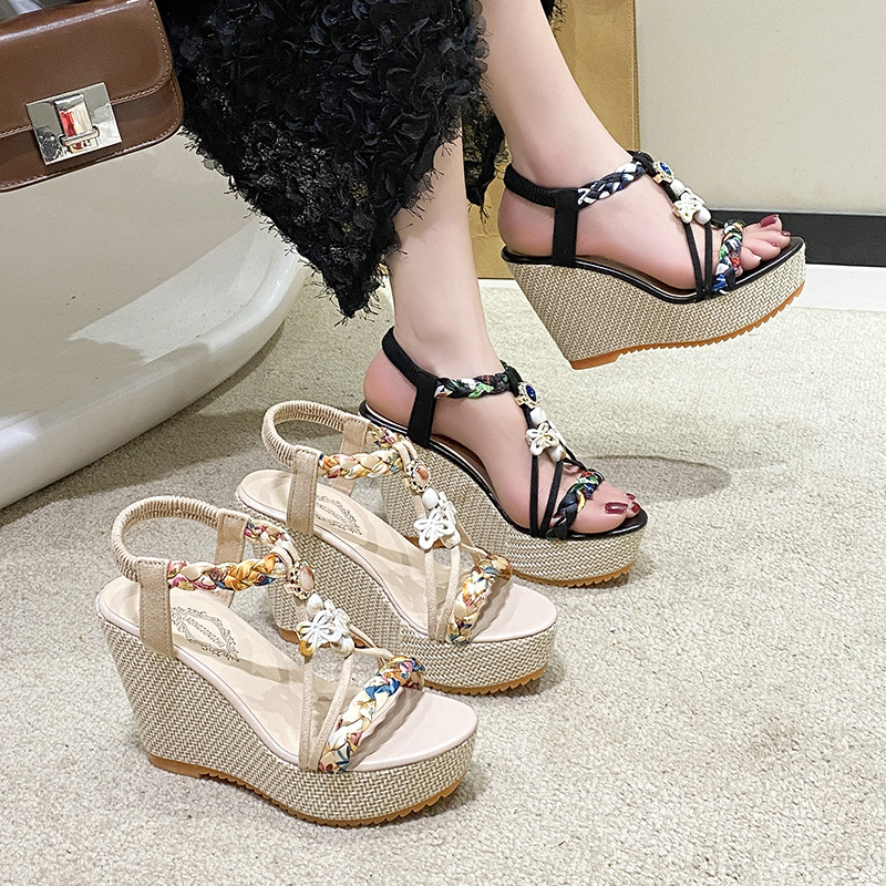 Wedge heel sandals, cross-border large-sized woven flower beach sandals, thick-soled sponge shoes, new European and American small-sized women's shoes Application Scenario