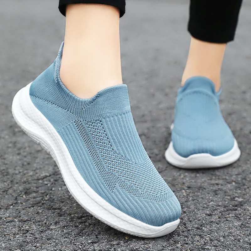 This is a versatile women's shoe with a soft sole that doesn't get your feet tired. You can wear it casually with just one step. It's a new trendy soft-soled Feizi women's shoe Application Scenario