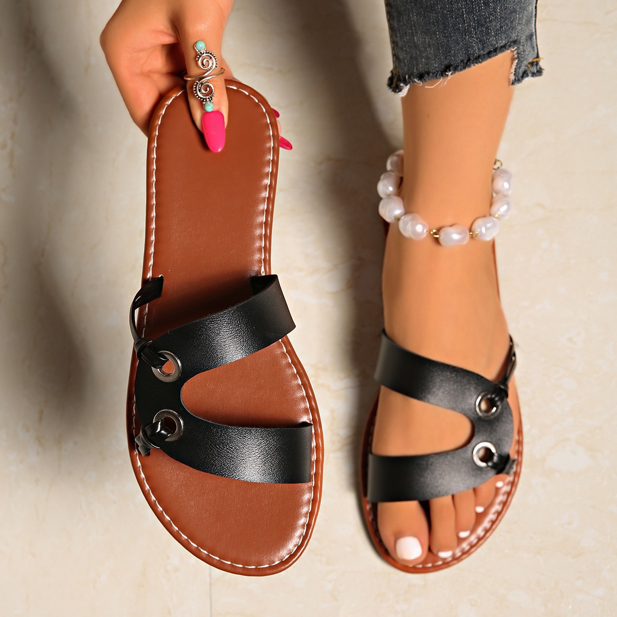 2025 Summer new large-sized flat sandals, cross-border European and American casual and comfortable one-piece beach slippers, women's wish Application Scenario