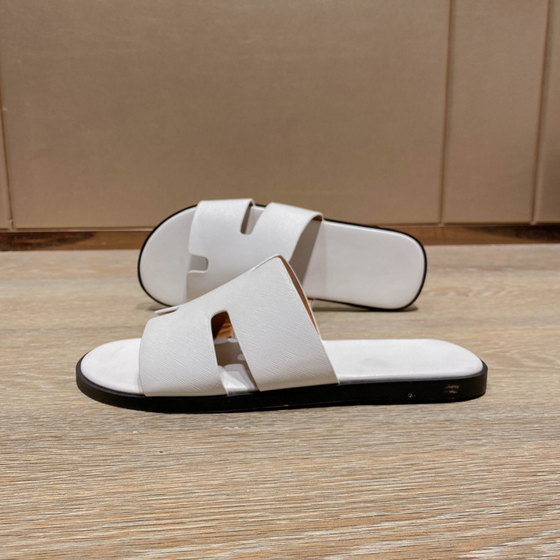 In 2023, the classic high-end slippers for men's outdoor wear exude a sense of sophistication. The h cool flip-flops are a trend for summer beach travel sandals Application Scenario