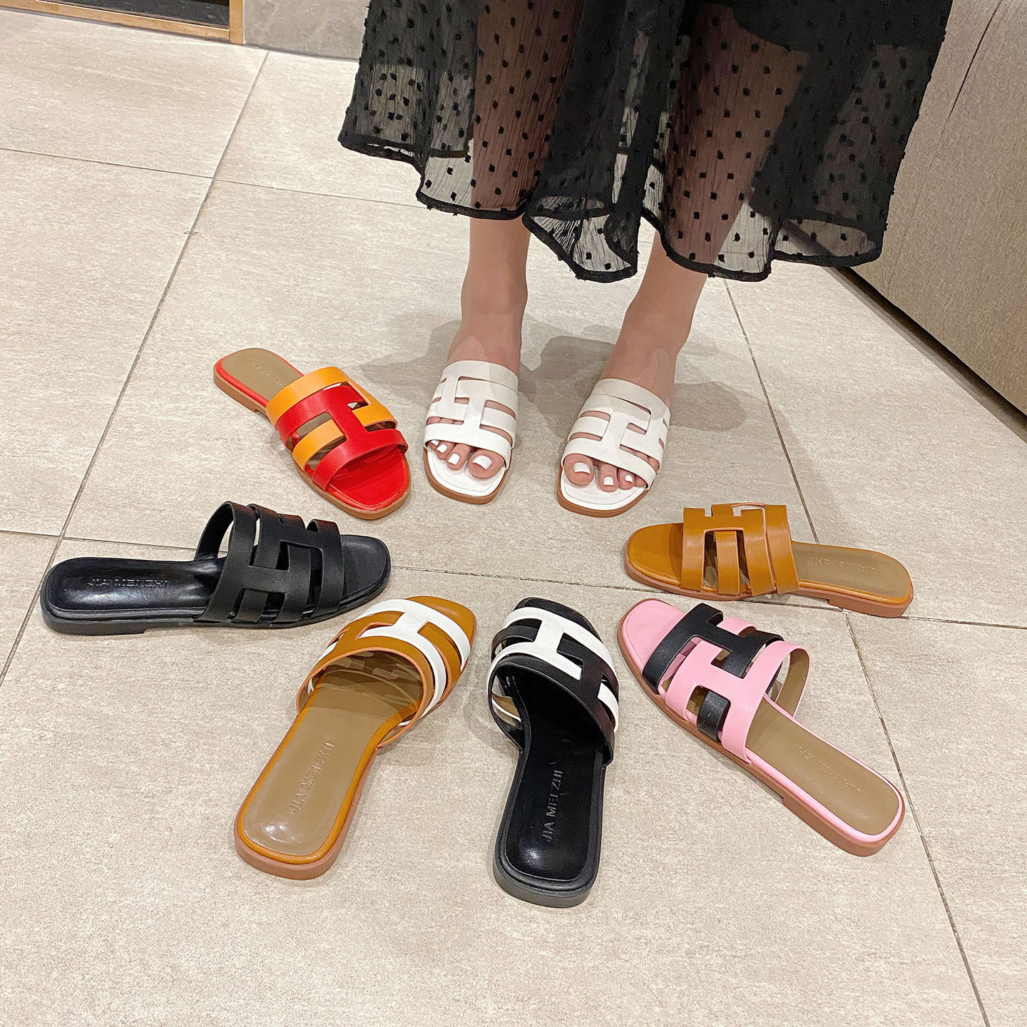 2023 Sandals, flat slippers, high-quality leather, casual, fashionable and comfortable one-shoulder women's slippers, flip-flops, women's flat heels full figure
