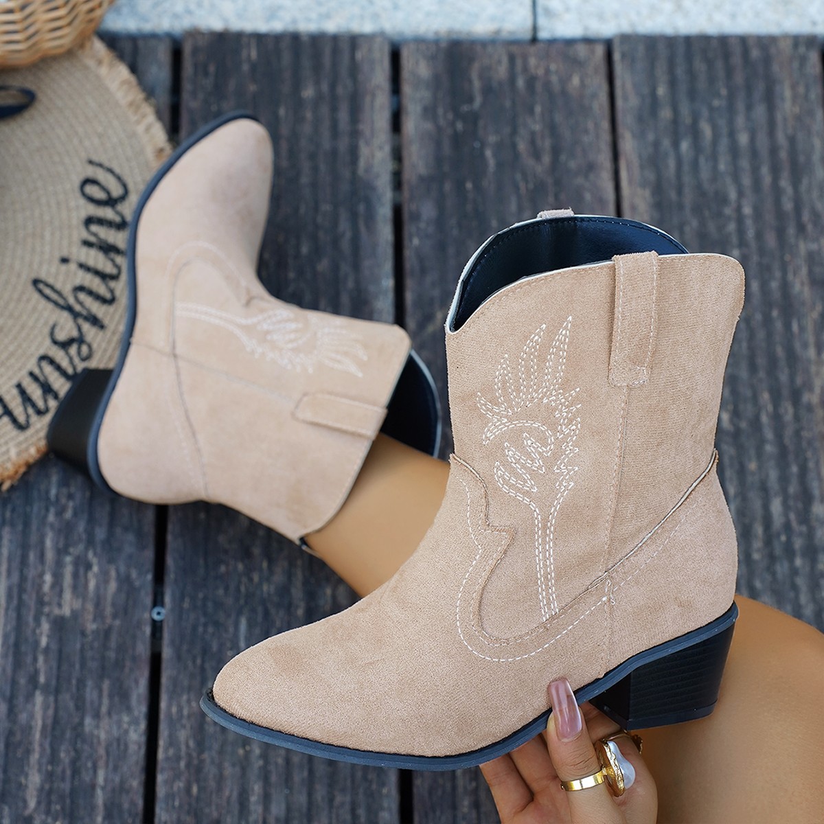 Cross-border trade large-sized 2025 autumn/winter embroidered chunk-heeled mid-calf boots, retro embroidered knight mid-calf boots details Picture
