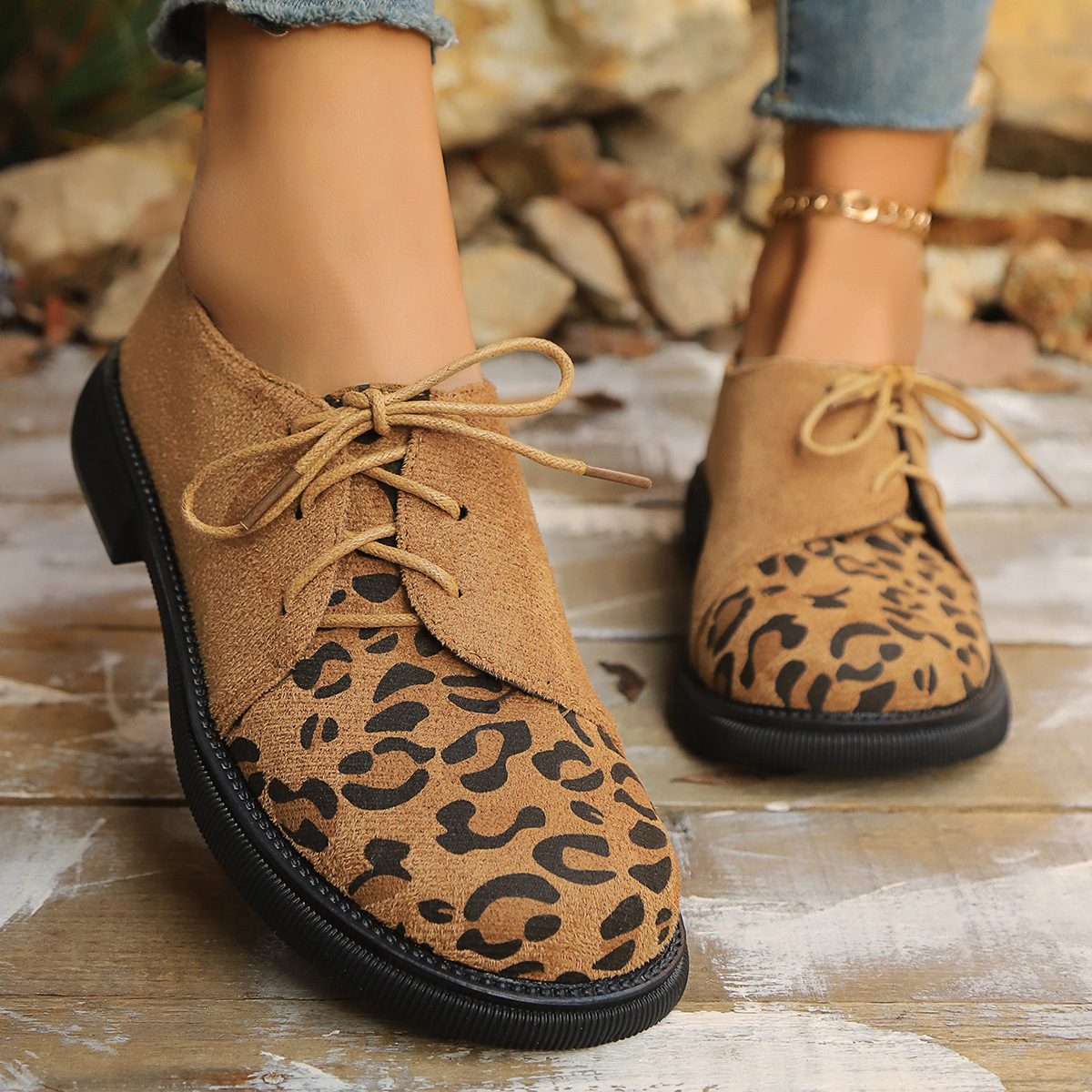 Cross-border large-sized low-heeled loafers for women 2025 Spring and Autumn new square-heeled lace-up leopard print British-style small leather shoes details Picture
