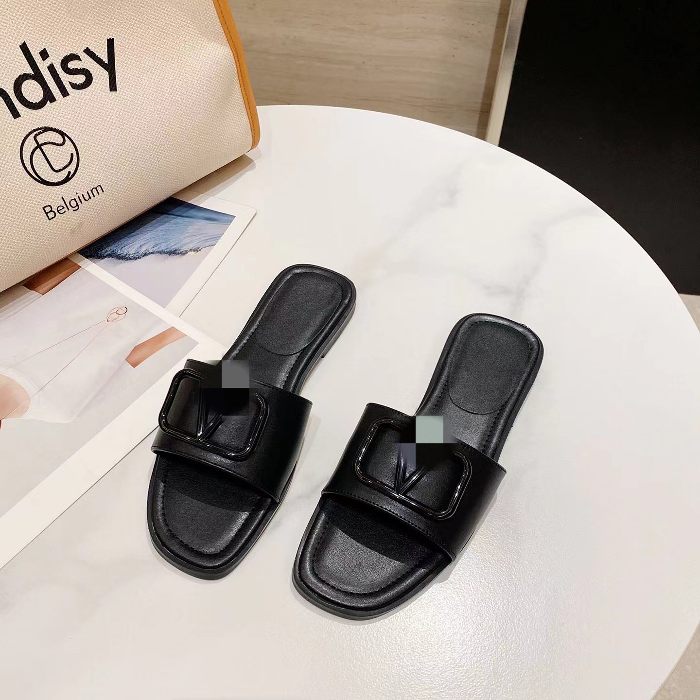 The 2024 new V-style classic summer slippers, casual rhinestone open-toe flat outerwear sandals, women's shoes for export full figure