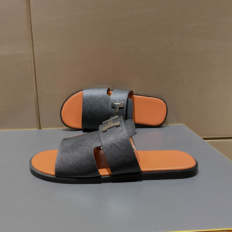 H Family's 2023 men's sandals, a versatile new style of fashionable beach slippers made of cowhide, are available at wholesale prices for export Specification drawing