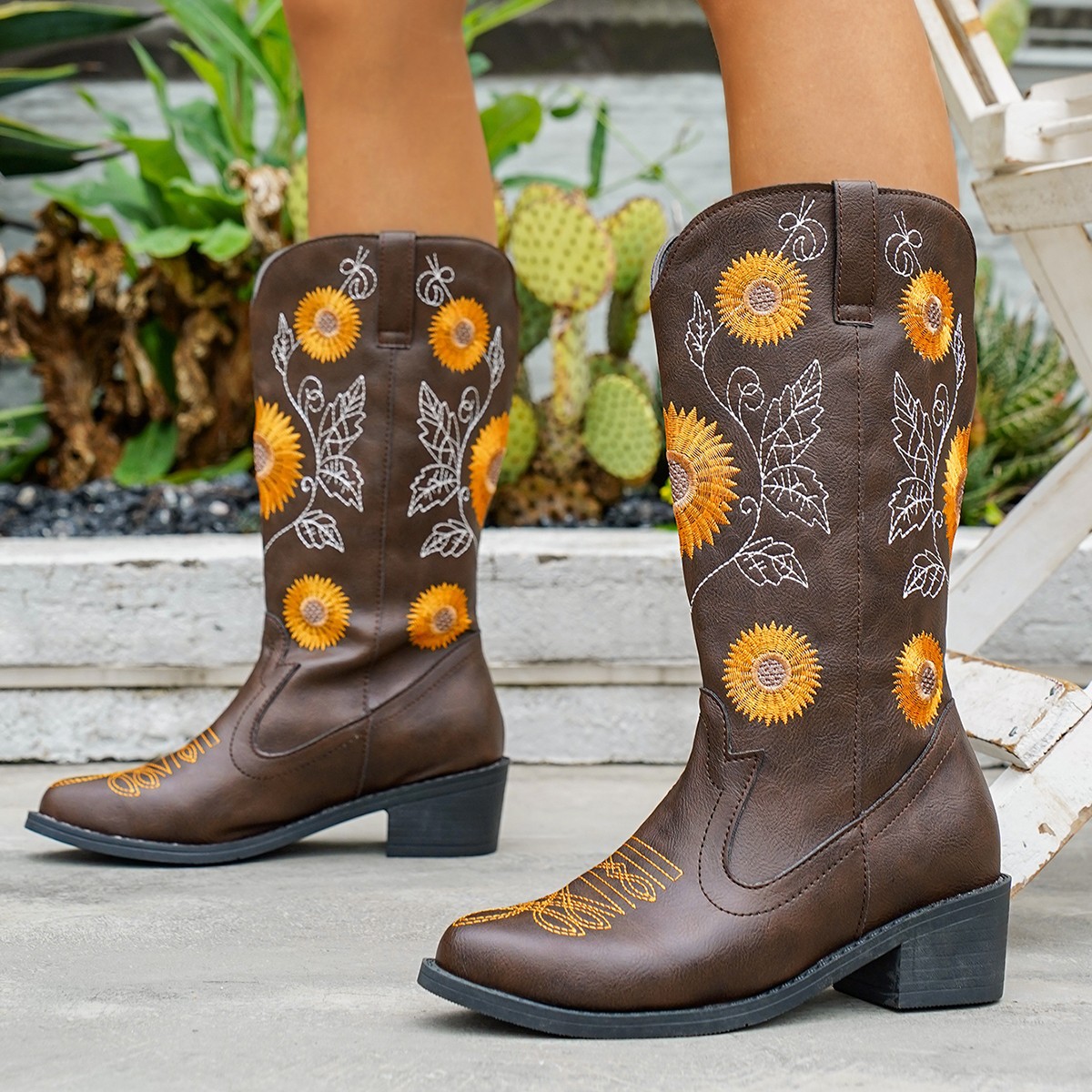 Amazon Women's Boots 2025 Autumn/Winter collection: Ethnic style, fashionable, thick-heeled, round-toed, high-top embroidered fashion boots, medium heel, large size details Picture