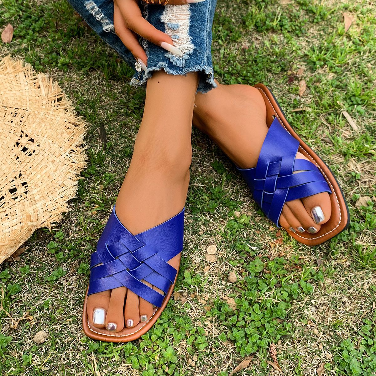 Women's foreign trade 2025 Summer new woven square head large-sized cool slippers, European and American beach slippers Application Scenario