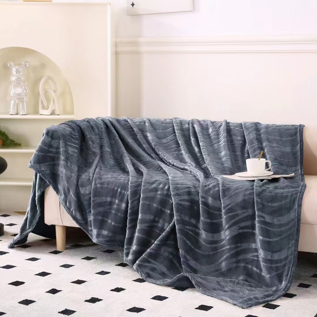 The home textile velvet blanket is soft and warm. It can be used as a blanket for winter. There are multiple colors to choose from for bed blankets. It is a comfortable and warm home blanket details Picture