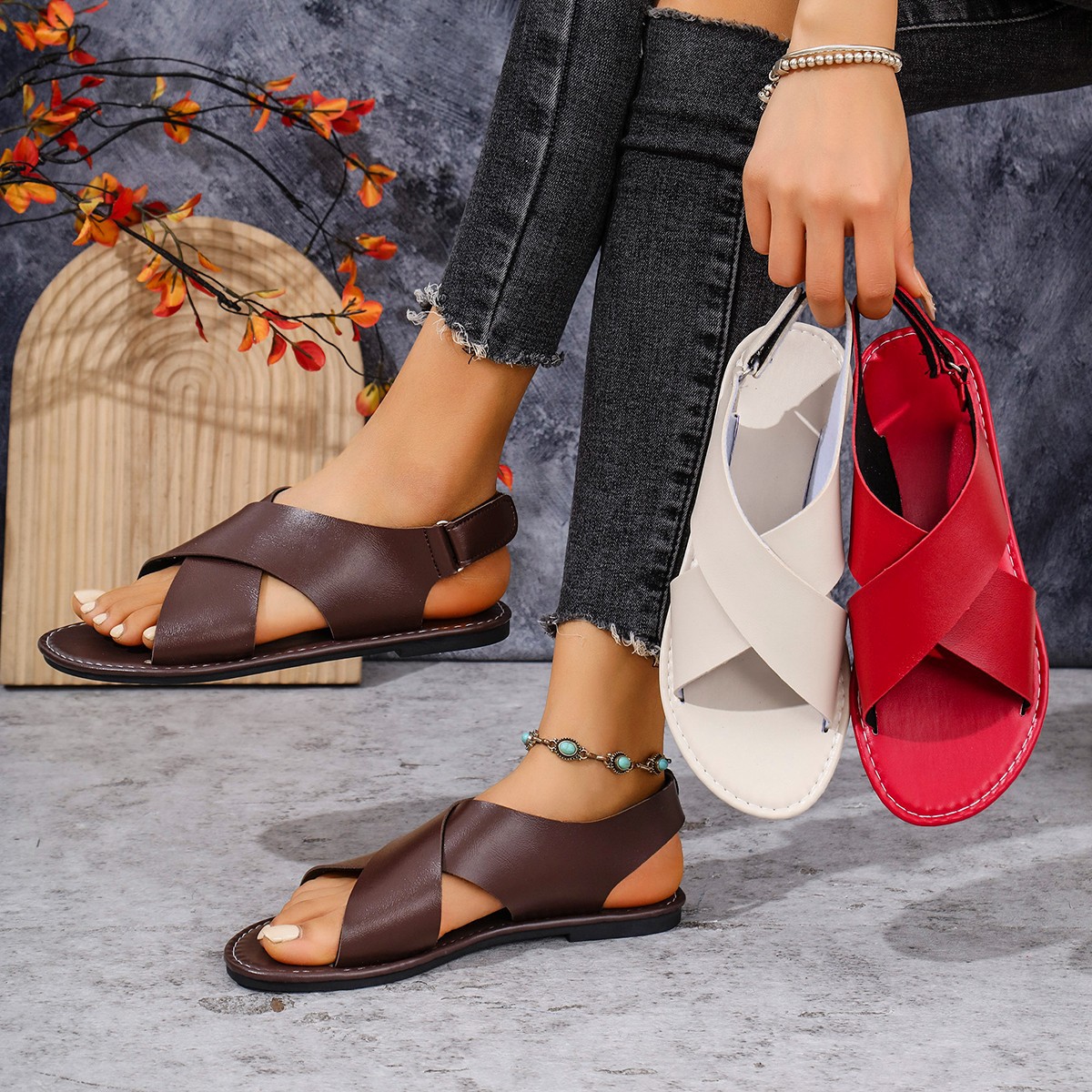 2025 New style European and American export large-sized sandals, cross-strap flat sandals, women's wide-band open-toe beach sandals Application Scenario