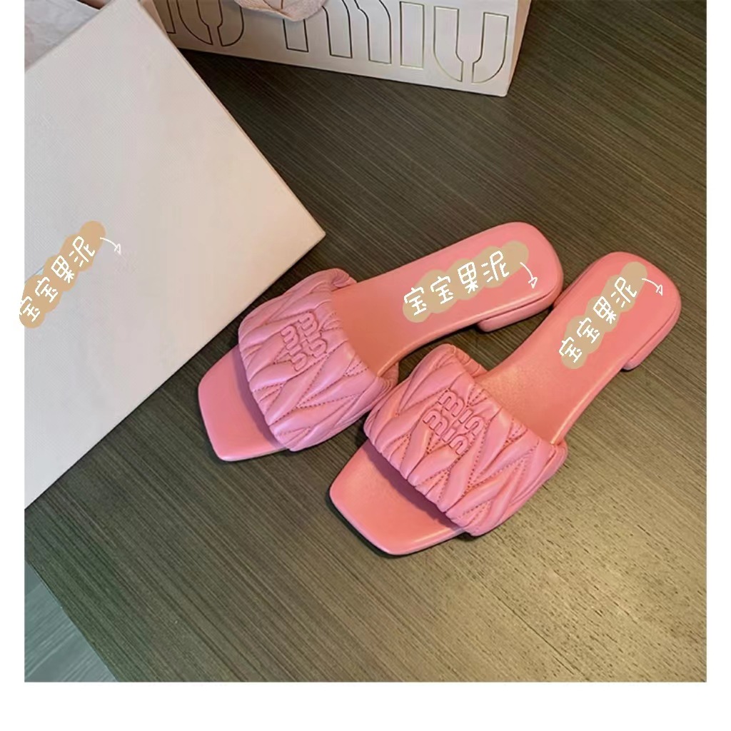 In 2023, AmM's sheepskin pleated one-word cool flip-flops for women's summer are a new fashionable lettered flat-bottomed casual outerwear full figure