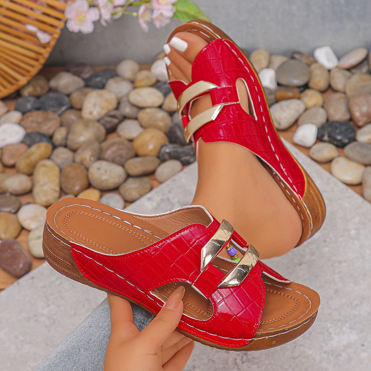 Cross-border large-sized thick-soled flip-flops for women 2025 summer new style wedge heel one-shoulder casual and lightweight women's flip-flops Application Scenario