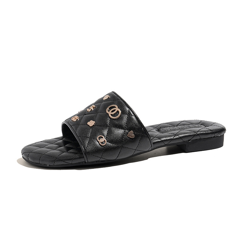 Xiaoxiangfeng metal logo diamond-patterned slippers 2025 new spring and summer one-line round toe flat flat outerwear beach shoes for women Item Picture