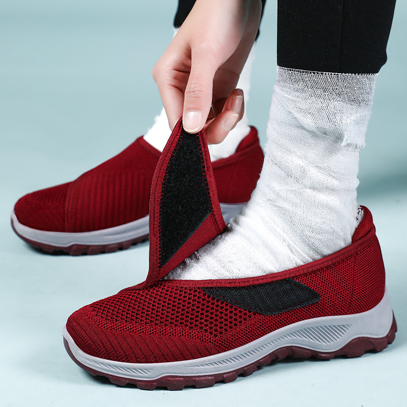 Women's casual shoes with soft soles, comfortable and not tiring to the feet. Mom's shoes, breathable and not stuffy. Velcro mesh shoes for middle-aged and elderly people Application Scenario