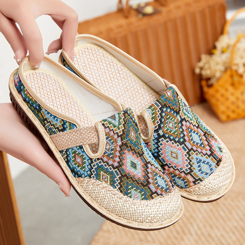 A lazy woman in shoes, wearing one-legged flip-flops, furniture, half-support casual shoes, color-blocked checkered, versatile mom shoes, single shoes details Picture