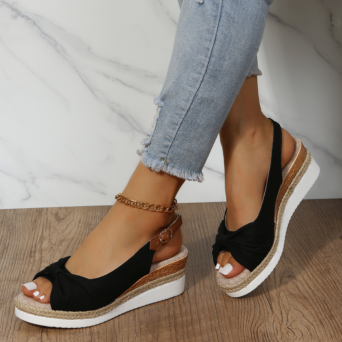 2021 Summer new style women's sandals with floral stitching, light and comfortable, large soles, round toe and wedge heels details Picture